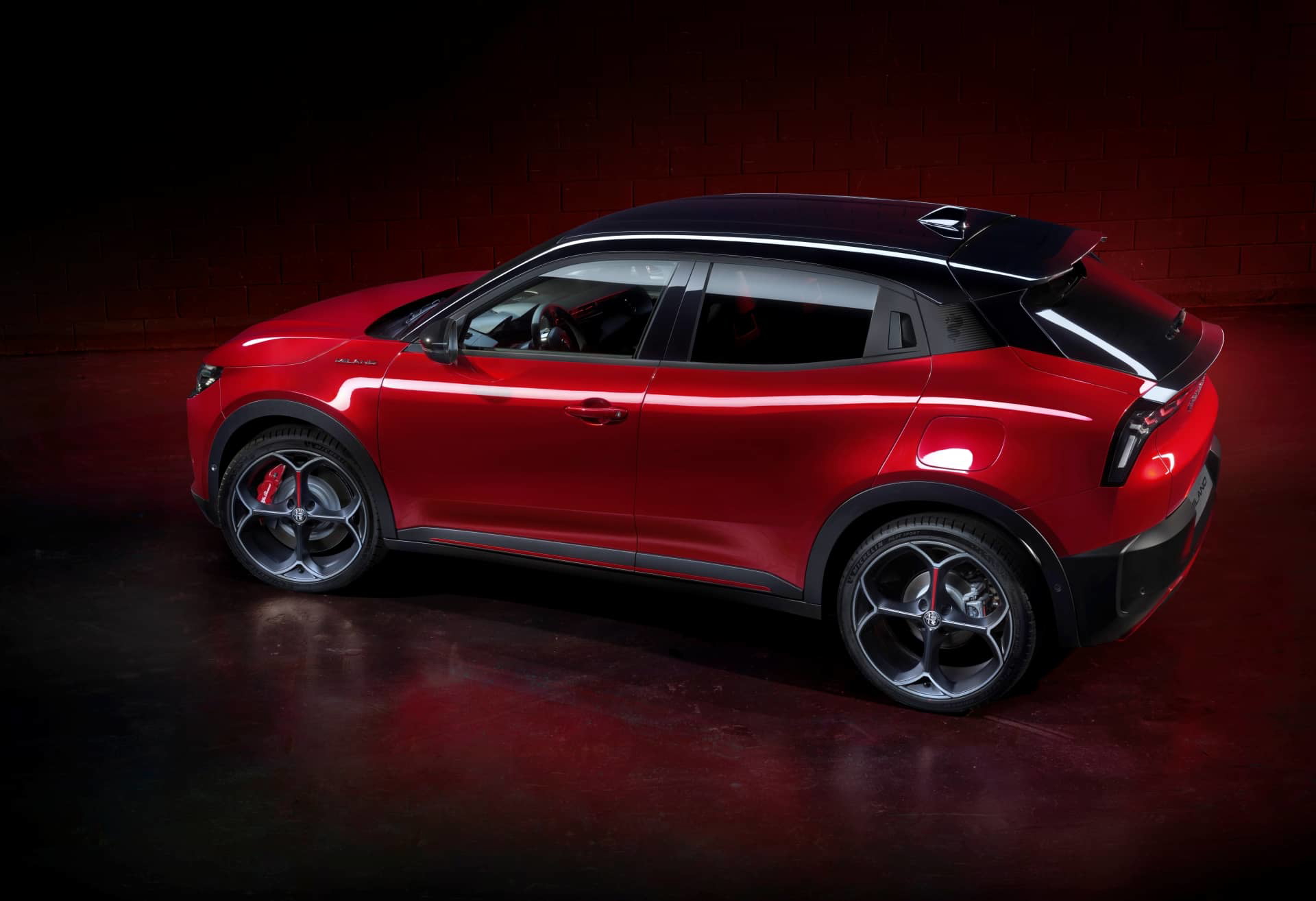 Vista lateral del Alfa Romeo Junior destacando su línea y diseño deportivo.