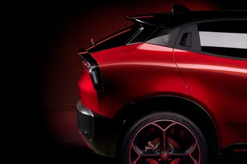 Vista lateral trasera del Alfa Romeo Junior destacando su diseño deportivo.