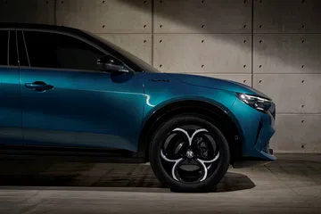 Vista lateral del Alfa Romeo Junior, destacando sus líneas aerodinámicas