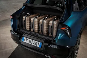Vista del motor bóxer del Alfa Romeo Junior destacando su disposición y diseño.