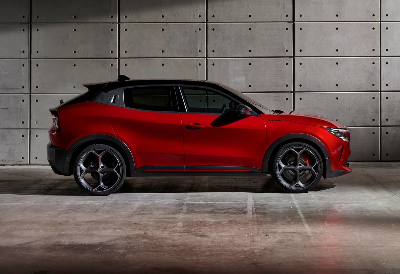 Perfil lateral del Alfa Romeo Junior mostrando su elegante diseño. Perfil lateral del Alfa Romeo Junior mostrando su elegante diseño.