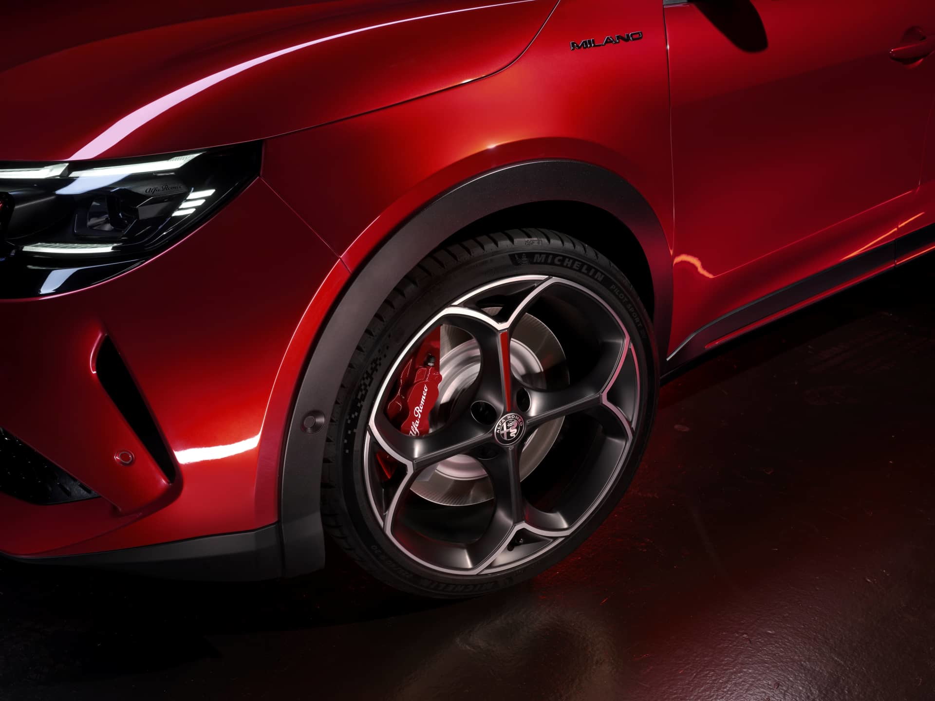 Vista cercana de la rueda delantera de un Alfa Romeo Junior, destacando su diseño deportivo.