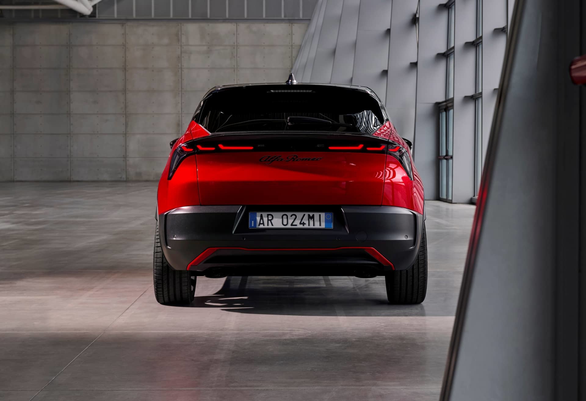 Vista posterior del Alfa Romeo Junior capturando su diseño distintivo de colines y ópticas.
