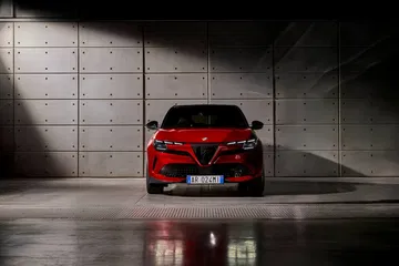 Vista posterior del Alfa Romeo Junior que destaca sus líneas clásicas.