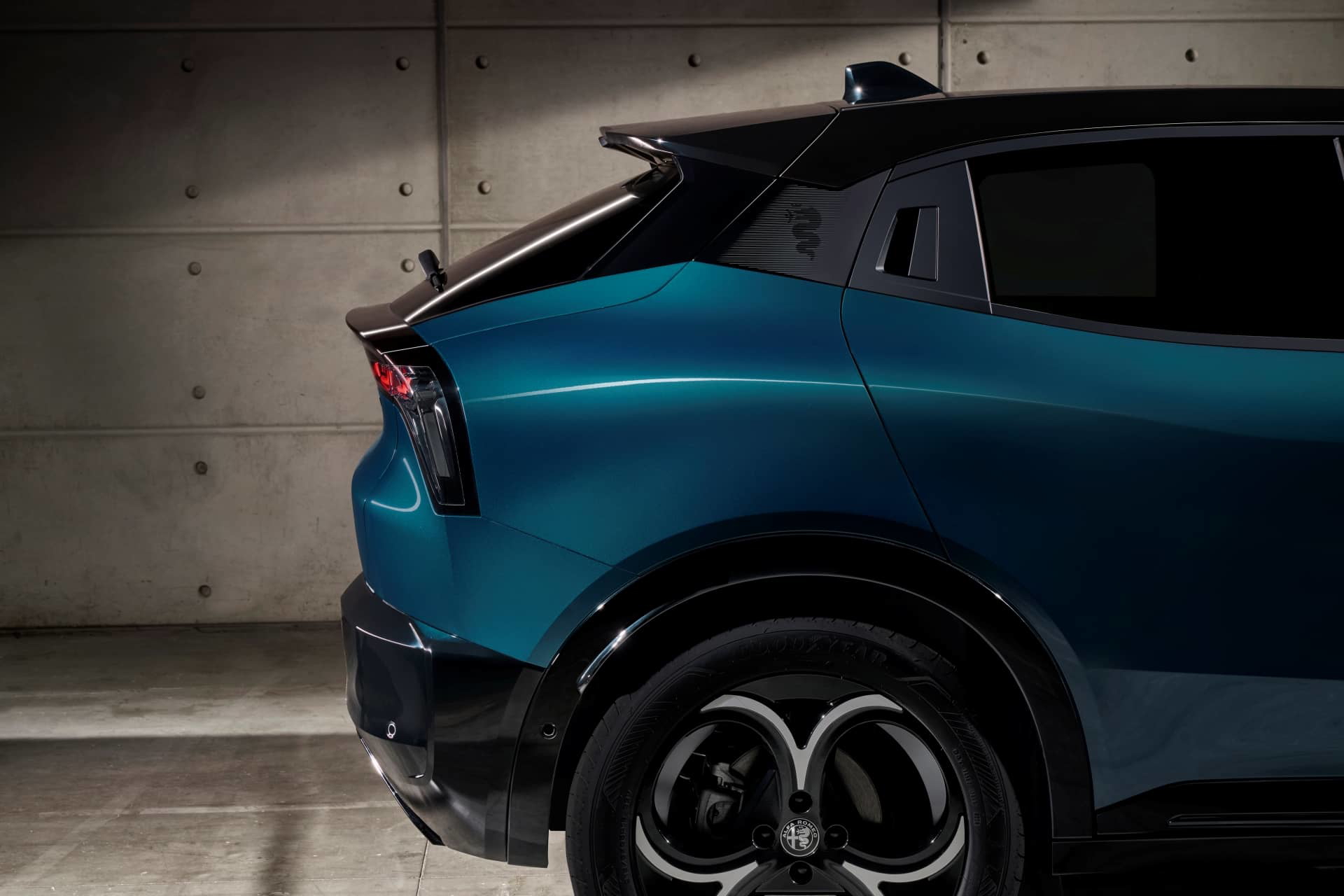 Vista trasera y lateral que muestra el perfil característico del Alfa Romeo Junior.
