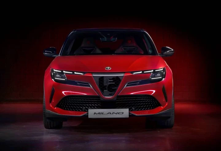 Impresionante vista frontal del Alfa Romeo Junior con su característica parrilla.