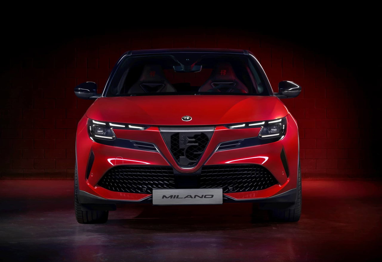 Impresionante vista frontal del Alfa Romeo Junior con su característica parrilla. Impresionante vista frontal del Alfa Romeo Junior con su característica parrilla.