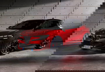 Vista lateral del Alfa Romeo Junior, destacando su diseño elegante y deportivo.