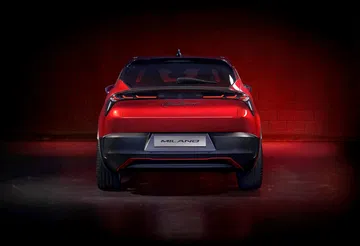 Vista trasera del Alfa Romeo Junior destacando su diseño deportivo