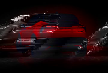 Vista trasera del icónico Alfa Romeo Junior resaltando sus líneas clásicas y faros.