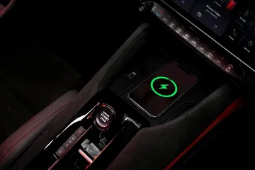 Vista nocturna del botón de arranque en un Alfa Romeo Junior, realzando la atmósfera deportiva.