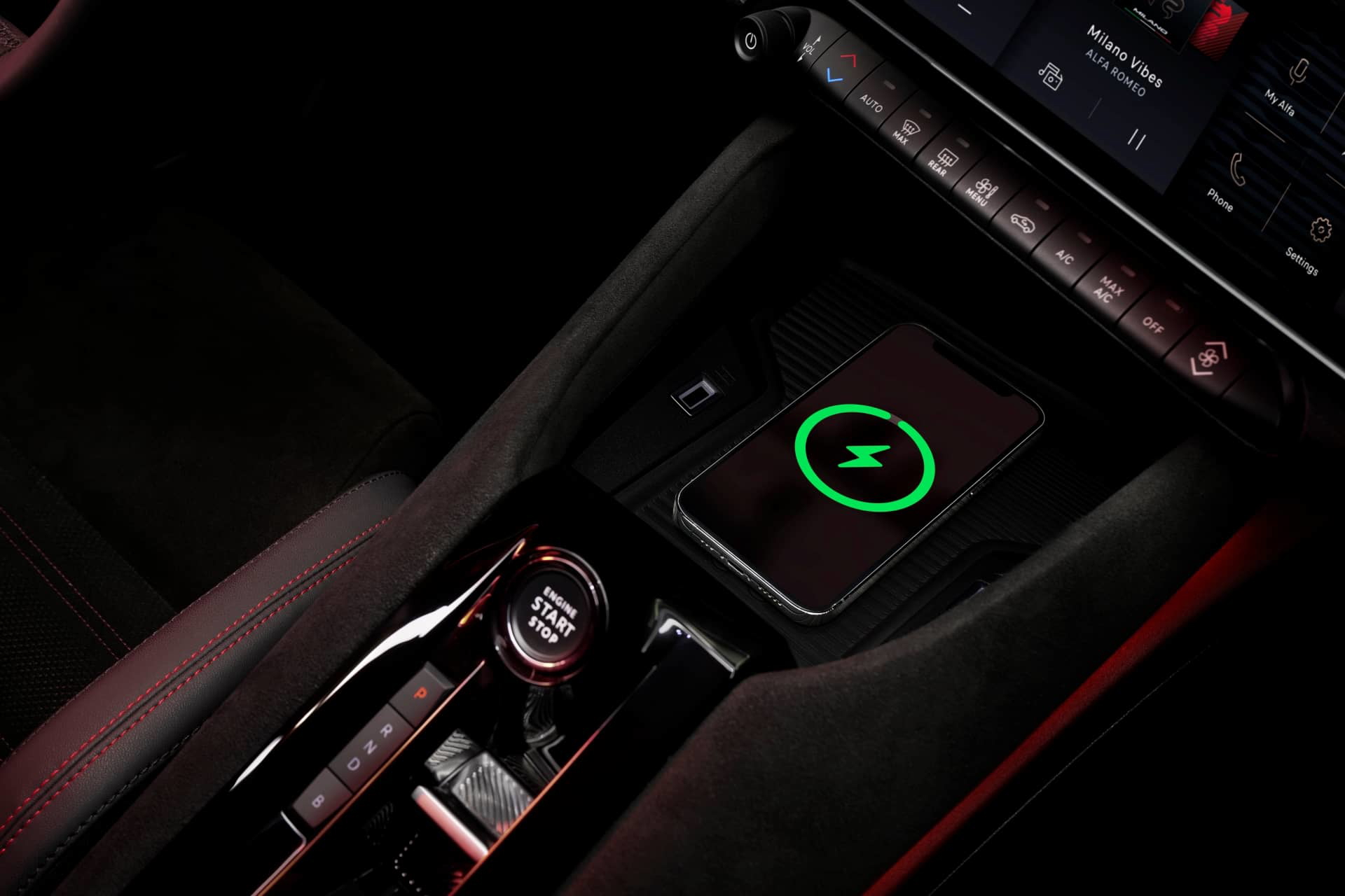 Vista nocturna del botón de arranque en un Alfa Romeo Junior, realzando la atmósfera deportiva.