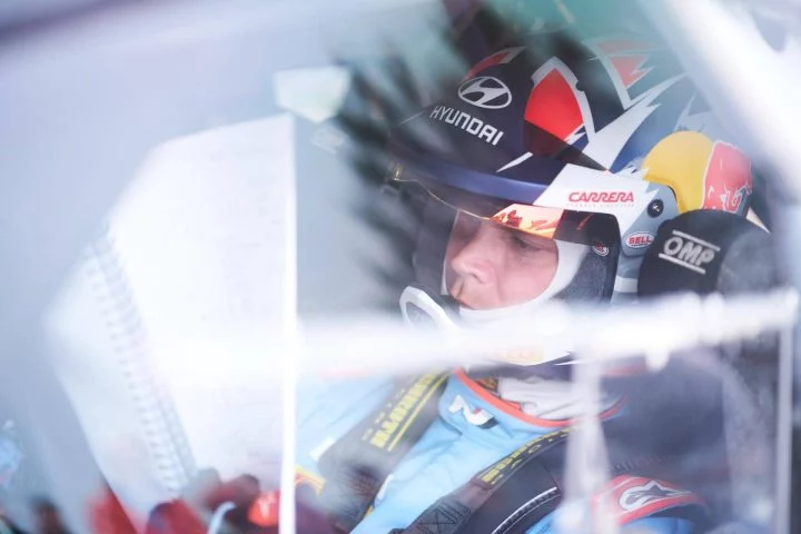 Andreas Mikkelsen enfocado antes de iniciar etapa en WRC Croacia 2024.