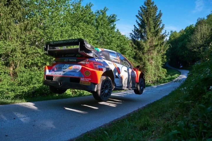Hyundai en plena acción en el WRC de Croacia, mostrando su dinámica trasera y lateral.