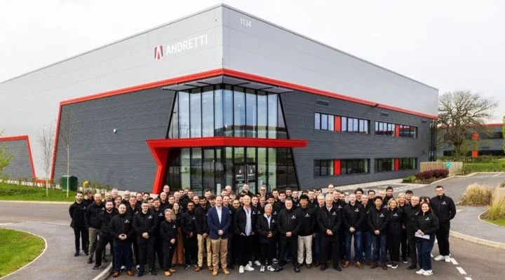 Fachada del cuartel general de Andretti Global en Silverstone, 2024.