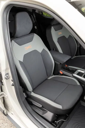 Vista del asiento del conductor en el Dacia Duster, con tapizado en tela y detalles distintivos.