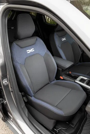 Vista detallada del asiento del conductor del Dacia Duster, mostrando tapicería y diseño ergonómico.