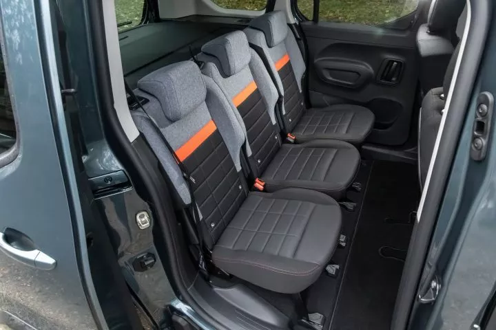 Vista lateral de los asientos traseros del Citroën Berlingo, mostrando tapicería y espacio.