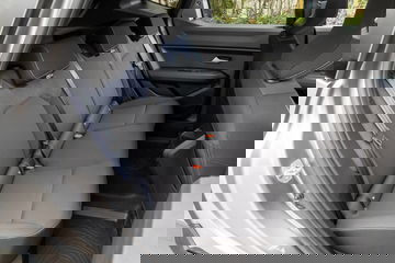 Vista de los asientos traseros del Dacia Duster, destacando comodidad y amplitud.