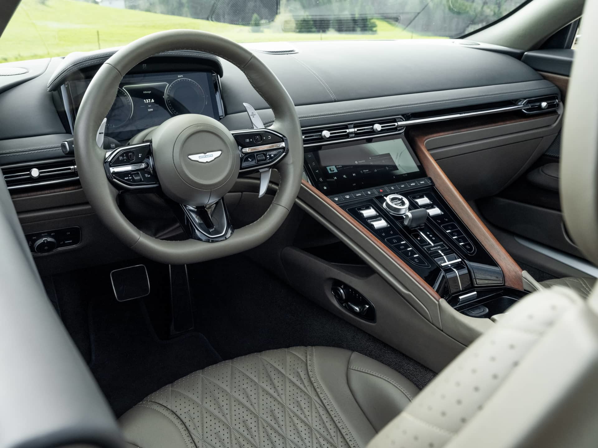 Elegante cabina del Aston Martin DB12 Volante con acabados en cuero y madera.