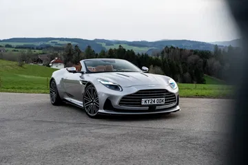Aston Martin DB12 Volante mostrando su elegante silueta y frontal imponente