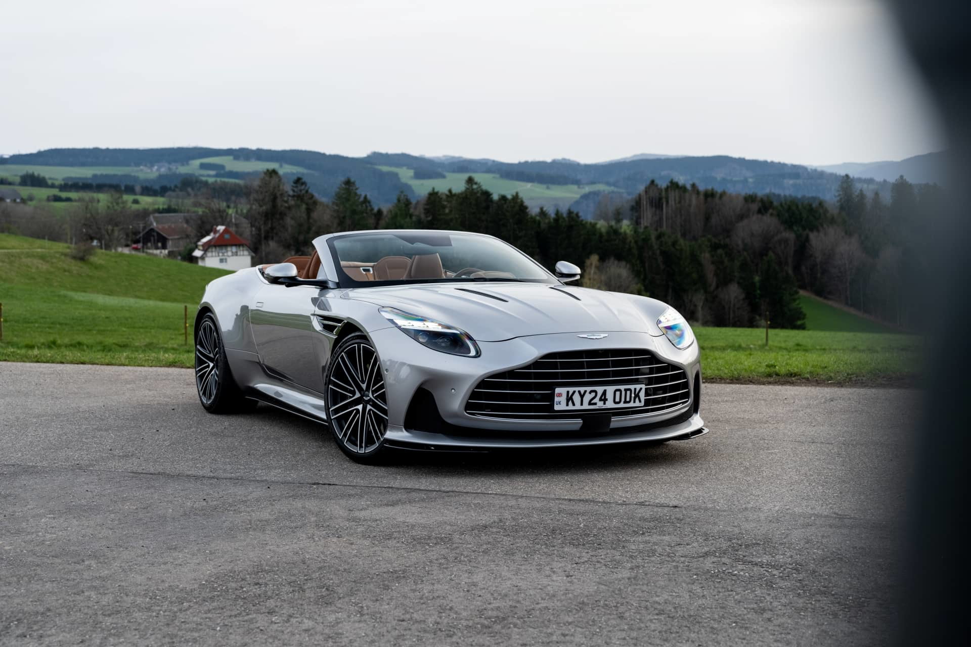Aston Martin DB12 Volante mostrando su elegante silueta y frontal imponente