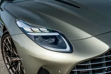 Primer plano del faro y frontal del Aston Martin DB12 Volante.