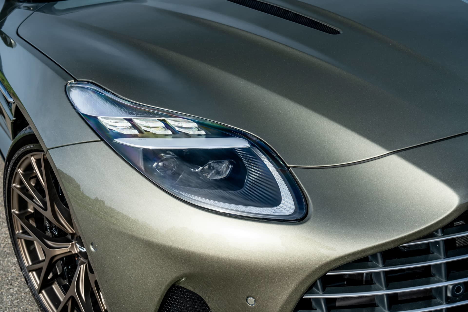 Primer plano del faro y frontal del Aston Martin DB12 Volante.