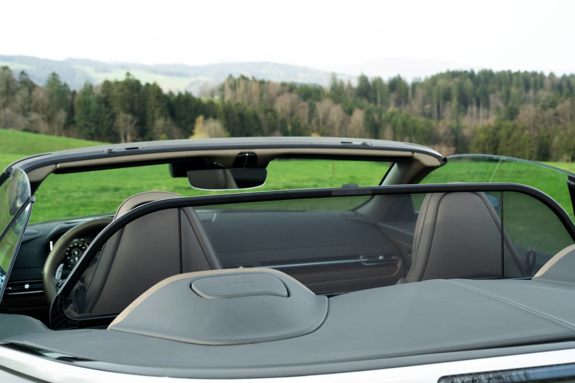 Vista trasera lateral del Aston Martin DB12 Volante con el techo plegado.
