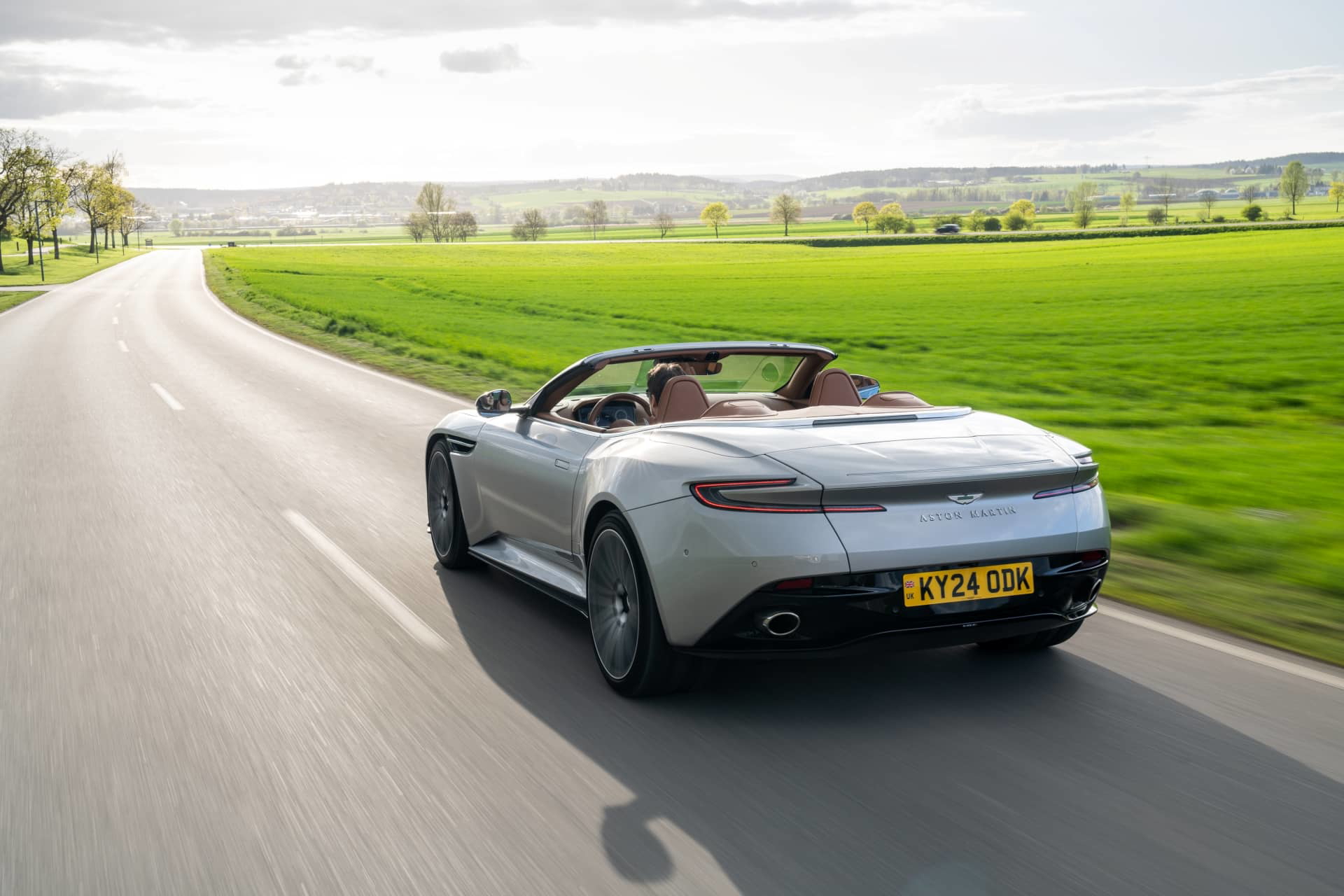 Diseño elegante y deportivo del Aston Martin DB12 Volante rodando.