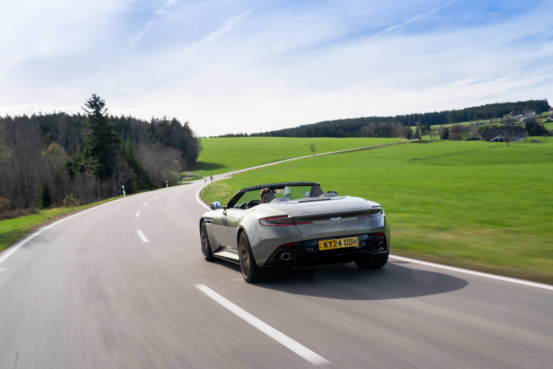 El Aston Martin DB12 Volante despliega su elegancia y poderío en esta toma dinámica.