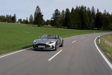 El Aston Martin DB12 Volante se muestra en dinámica, enfatizando su elegancia
