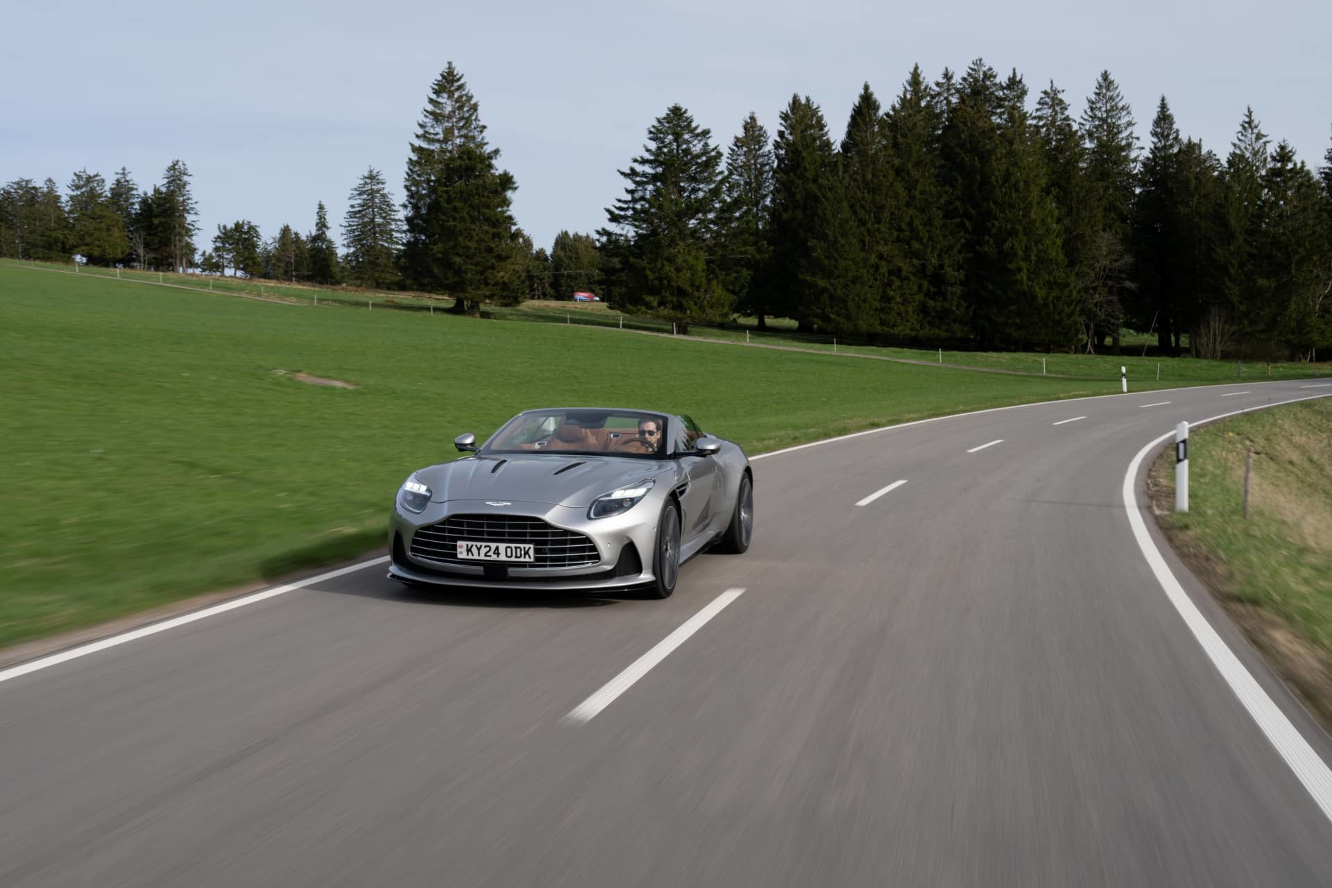 El Aston Martin DB12 Volante se muestra en dinámica, enfatizando su elegancia