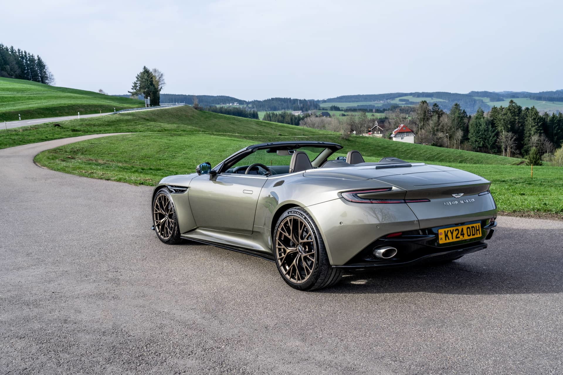 Vista trasera-lateral del Aston Martin DB12 Volante 2024 apreciando su diseño elegante.