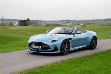 Vista lateral delantera del Aston Martin DB12 Volante, mostrando su elegante diseño.