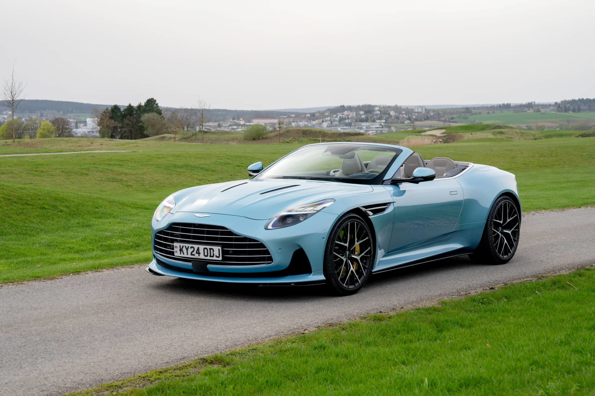 Vista lateral delantera del Aston Martin DB12 Volante, mostrando su elegante diseño.