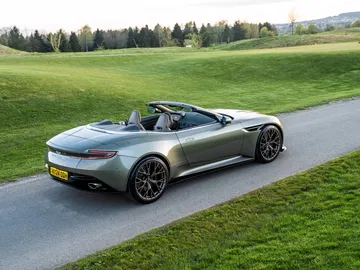 Vista lateral y trasera del Aston Martin DB12 Volante, destilando elegancia y potencia.