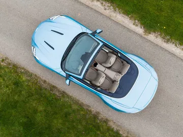 Vista aérea del Aston Martin DB12 Volante mostrando su elegante diseño de techo retráctil.