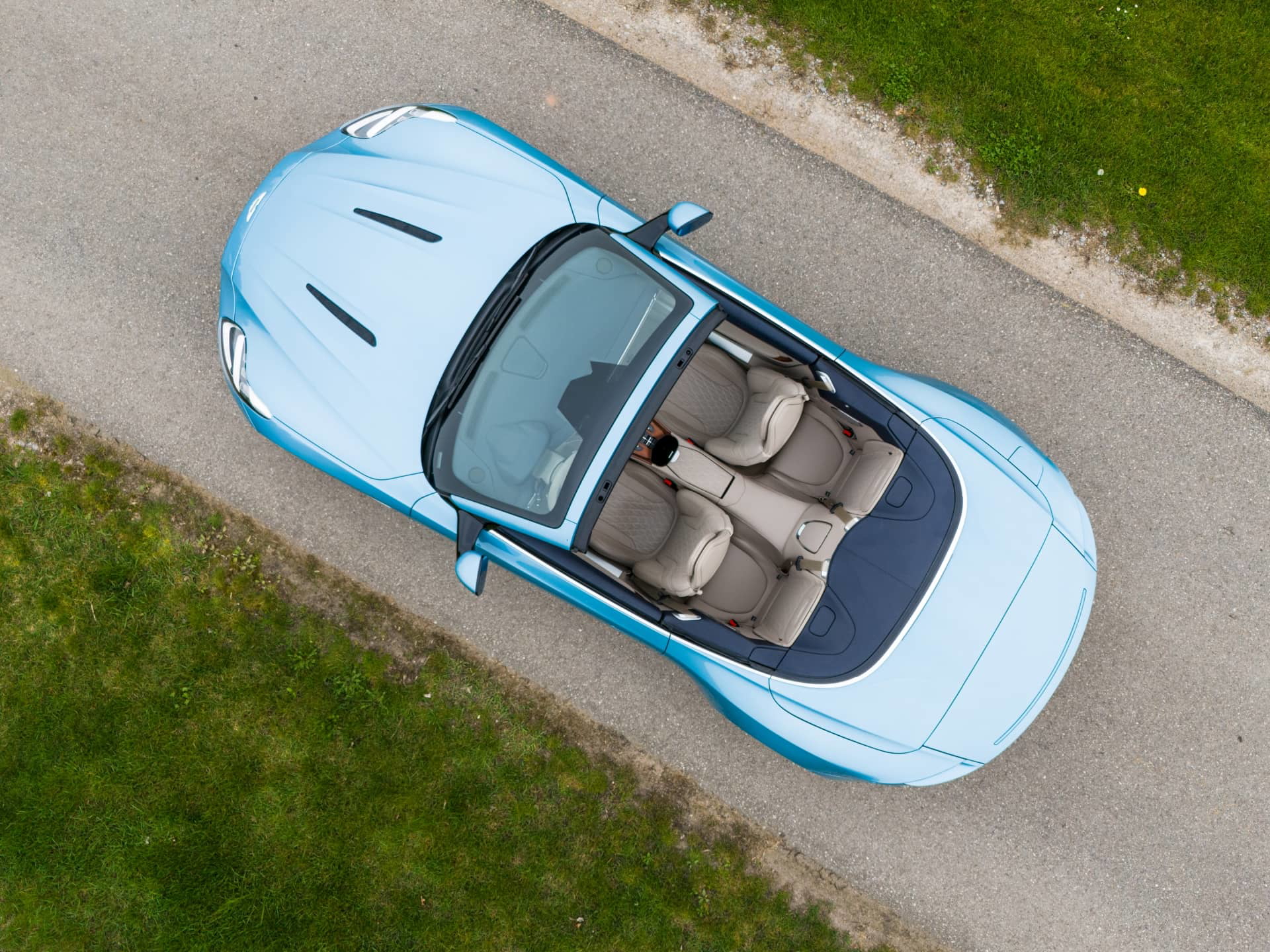 Vista aérea del Aston Martin DB12 Volante mostrando su elegante diseño de techo retráctil.