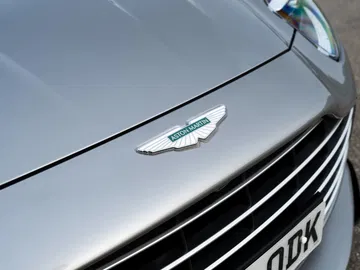Vista cercana del emblema y parrilla del Aston Martin DB12 Volante.