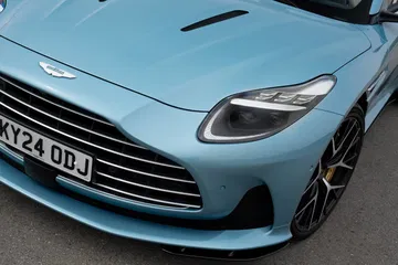Vista frontal del Aston Martin DB12 Volante resaltando su icónica parrilla y faros elegantes.