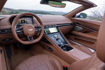 Vista del elegante habitáculo del Aston Martin DB12 Volante, destacando su lujosa tapicería.