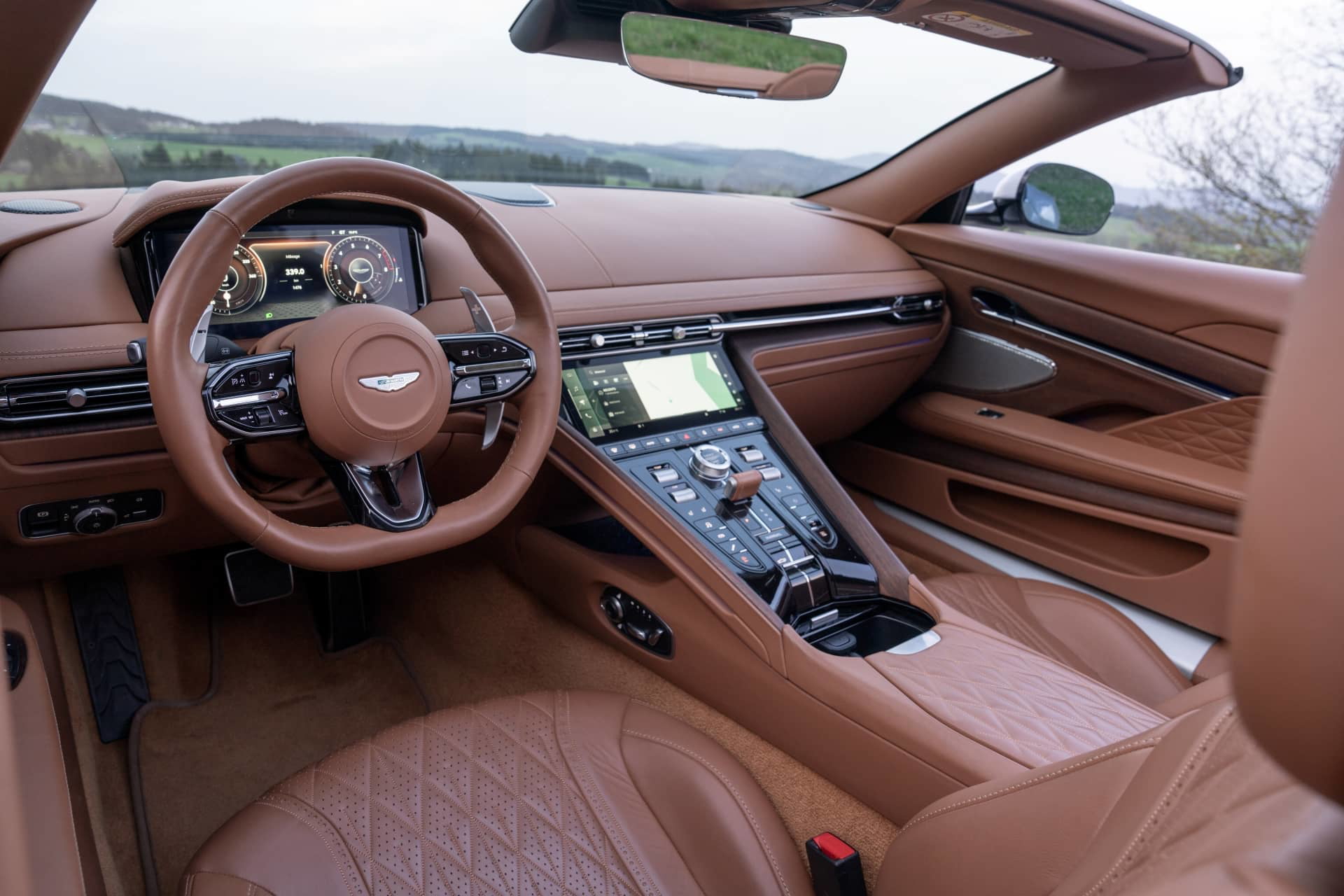 Vista del elegante habitáculo del Aston Martin DB12 Volante, destacando su lujosa tapicería.