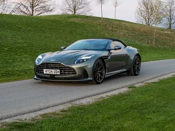 Vista lateral y delantera del nuevo Aston Martin DB12 Volante, potencia y elegancia británica.