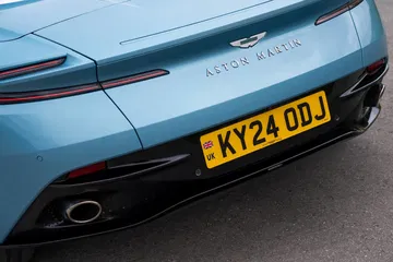 Vista trasera del Aston Martin DB12 Volante destacando su diseño elegante y deportivo.