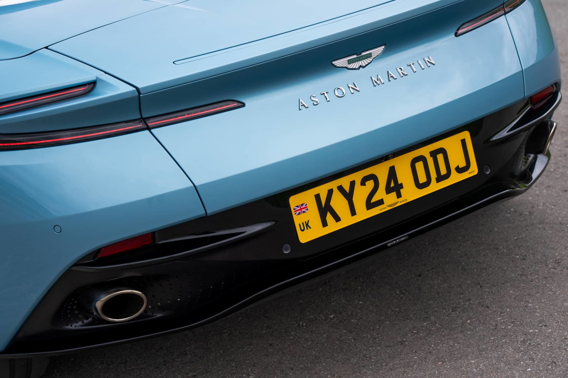 Vista trasera del Aston Martin DB12 Volante destacando su diseño elegante y deportivo.