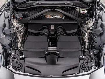 Vista del imponente motor V12 que impulsa al Aston Martin DB12 Volante.
