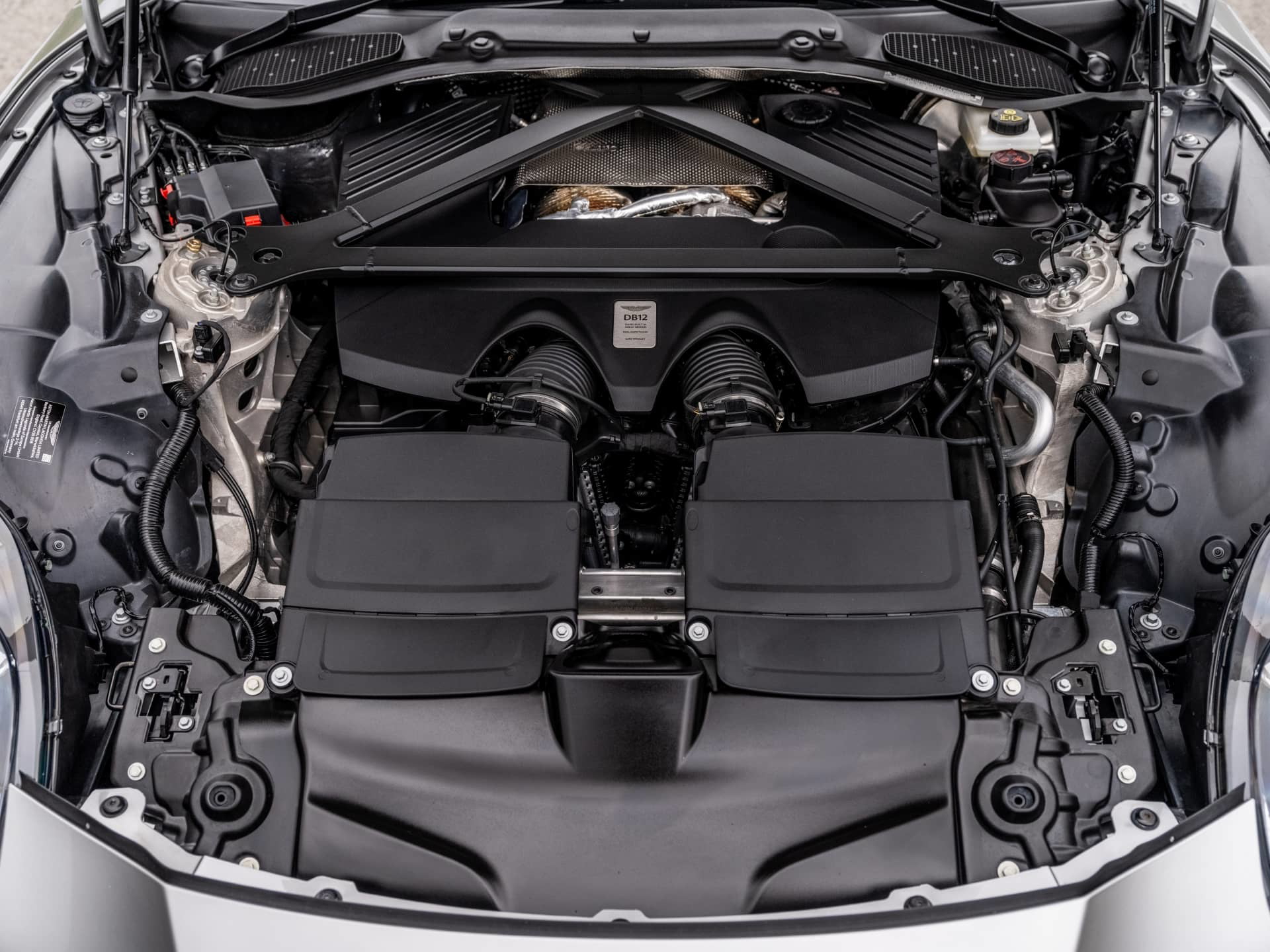Vista del imponente motor V12 que impulsa al Aston Martin DB12 Volante.
