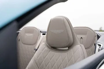 Vista detallada de los asientos de cuero con emblemático logo Aston Martin.