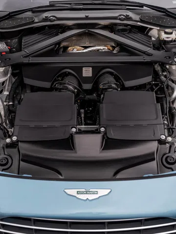 Vista detallada del impresionante motor del Aston Martin DB12 Volante.
